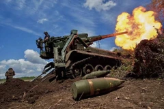 Quân nhân Ukraine nã pháo tự hành 2S7 Pion tại vùng Donetsk về phía mặt trận Nga, ngày 27/9/2024. (Ảnh: Reuters/TTXVN)