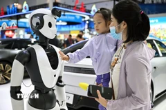 Em nhỏ tương tác với robot Trí tuệ Nhân tạo tại Triển lãm sản phẩm tiêu dùng quốc tế Trung Quốc lần thứ 4 ở tỉnh Hải Nam (Trung Quốc), hồi tháng tư năm ngoái. (Ảnh minh họa: THX/TTXVN)