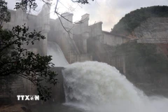 Nhà máy thủy điện Hương Điền vận hành điều tiết xả nước về hạ du. (Ảnh: Đỗ Trưởng/TTXVN)