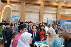 Đại sứ Trần Anh Vũ giới thiệu về món phở và nem với Bộ trưởng Dato Erywan. (Ảnh: TTXVN phát)