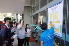 Thí sinh dự thi tại điểm thi Trường Đại học Sư phạm Kỹ thuật Thành phố Hồ Chí Minh. (Ảnh: Thu Hoài/TTXVN)