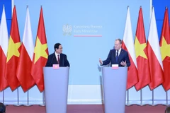 Thủ tướng Phạm Minh Chính và Thủ tướng Ba Lan Donald Tusk tại cuộc gặp gỡ báo chí hai nước sau hội đàm, tại Thủ đô Warsaw sáng 16/1/2025 (giờ địa phương). (Ảnh: Dương Giang/TTXVN)