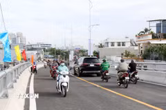 Người dân lưu thông qua cầu Rạch Đỉa (Thành phố Hồ Chí Minh). (Ảnh: Tiến Lực/TTXVN)