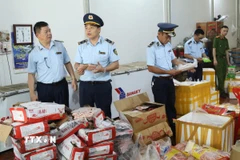 Lực lượng quản lý thị trường tỉnh Lạng Sơn kiểm kê, thu giữ số thực phẩm đông lạnh không rõ nguồn gốc, xuất xứ. (Ảnh: Quang Duy/TTXVN)
