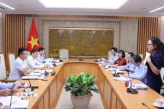 Phó Thủ tướng Lê Thành Long chủ trì cuộc họp về phân cấp, phân quyền địa phương hai cấp thuộc lĩnh vực giáo dục. (Ảnh: Văn Điệp/TTXVN)