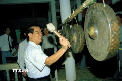 Chủ tịch nước Trần Đức Lương tham gia đánh cồng chiêng cùng đồng bào dân tộc huyện vùng cao Tương Dương (Nghệ An), năm 1998. (Ảnh: TTXVN)