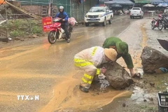 Cảnh sát giao thông huyện Bảo Lạc (Cao Bằng) khắc phục hiện tượng sạt lở đất đá do mưa lớn, tạo thuận lợi cho người tham gia lưu thông. (Ảnh: TTXVN phát)