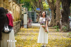 Lưu lại khoảnh khắc với mùa lá rụng. (Ảnh:Khánh Hòa/TTXVN)