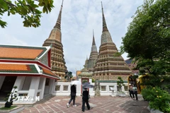 Khách du lịch tham quan Chùa Wat Pho ở Bangkok, (Thái Lan). (Ảnh: THX/TTXVN)