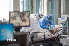 Nhân viên y tế điều trị cho bệnh nhân mắc COVID-19 tại bệnh viện ở Vũ Hán (Trung Quốc) hồi năm 2020. (Ảnh: THX/TTXVN)