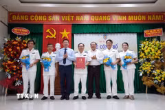 Lãnh đạo Bộ Tư pháp và Ủy ban Nhân dân thành phố Cần Thơ trao Quyết định thành lập Thi hành án dân sự thành phố Cần Thơ. (Ảnh: Thanh Liêm/TTXVN)