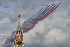 Ngày 9/5/2025, lễ duyệt binh kỷ niệm 80 năm Ngày Chiến thắng trong Chiến tranh Vệ quốc vĩ đại (9/5/1945-9/5/2025) diễn ra trọng thể tại thủ đô Moskva của Nga. Ảnh: Các máy bay trình diễn trong lễ tổng duyệt tại Moskva ngày 7/5/2025. (Ảnh: THX/TTXVN)