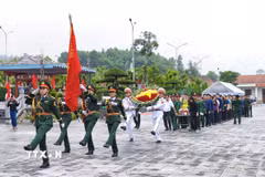 Chuyển hài cốt liệt sỹ Linh Quang Giắng hy sinh tại Lào về an táng tại Nghĩa trang Liệt sỹ Quốc gia Vị Xuyên. (Ảnh: TTXVN phát)