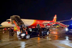 Tổng thống Cộng hòa Litva và Phu nhân đến Hà Nội trên chuyên cơ Vietjet