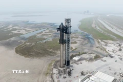 Tên lửa Starship của SpaceX trên bệ phóng tại cơ sở phóng vệ tinh Starbase ở Boca Chica, Texas (Mỹ). (Ảnh: THX/TTXVN)