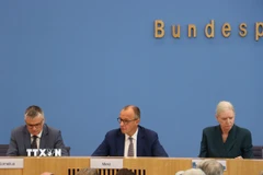 Thủ tướng Đức Friedrich Merz (giữa) phát biểu trong một cuộc họp báo tại Berlin. (Ảnh: THX/TTXVN)