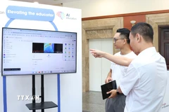 Các đại biểu tham quan trưng bày về các giải pháp Trí tuệ Nhân tạo trong giáo dục, tại một hội thảo hồi tháng 11/2024. (Ảnh minh họa: Thu Hoài/TTXVN)