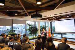 Phó Thủ tướng Nguyễn Chí Dũng phát biểu tại Diễn đàn "Thúc đẩy đổi mới sáng tạo, phát triển các ngành công nghệ chiến lược tại Việt Nam: Kinh nghiệm từ Vương quốc Anh" do VIS tổ chức. (Ảnh: Hữu Tiến/TTXVN)