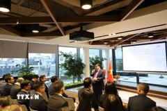 Phó Thủ tướng Nguyễn Chí Dũng phát biểu tại Diễn đàn "Thúc đẩy đổi mới sáng tạo, phát triển các ngành công nghệ chiến lược tại Việt Nam: Kinh nghiệm từ Vương quốc Anh" do VIS tổ chức. (Ảnh: Hữu Tiến/TTXVN)