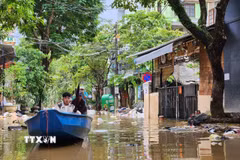 Người dân vẫn phải di chuyển bằng ghe trên đường phố Huế chiều 1/11. (Ảnh: Mai Trang/TTXVN)