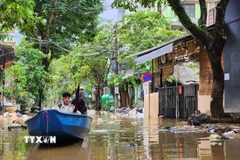 Người dân vẫn phải di chuyển bằng ghe trên đường phố Huế chiều 1/11. (Ảnh: Mai Trang/TTXVN)