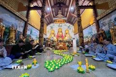 Buổi lễ không chỉ là hoạt động tôn giáo mang ý nghĩa nhân văn sâu sắc mà còn thể hiện tình cảm gắn bó, hướng về nguồn cội của cộng đồng người Việt Nam tại Lào. (Ảnh: Đỗ Bá Thành/TTXVN)