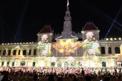 Màn kết hợp trình chiếu 3D Mapping và biểu diễn dân vũ "Vũ điệu khăn rằn" trước Ủy ban Nhân dân Thành phố Hồ Chí Minh tối 30/4 vừa qua. (Ảnh: Xuân Anh/TTXVN)