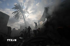 Các tòa nhà bị phá hủy sau cuộc không kích của Israel tại Rafah, Dải Gaza. (Ảnh: THX/TTXVN)