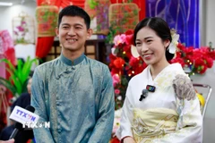 Một cặp đôi vợ người Nhật, chồng người Việt chia sẻ hạnh phúc khi quyết định đến với nhau. (Ảnh: Xuân Giao/TTXVN)