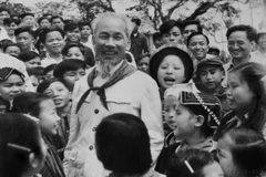 Chủ tịch Hồ Chí Minh đến thăm Trường thiếu nhi các dân tộc vùng cao Việt Bắc ở Thái Nguyên (13/3/1960). (Ảnh: TTXVN)