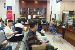 Người dân đến làm thủ tục đất đai tại Chi nhánh Văn phòng đăng ký đất đai quận Hà Đông (Hà Nội). (Ảnh: TTXVN phát)