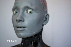 Robot AI "Ameca" được giới thiệu tại gian hàng của công ty Engineered Arts, trong khuôn khổ Hội nghị thượng đỉnh toàn cầu về AI của Liên minh Viễn thông Quốc tế ở Geneva (Thụy Sĩ), ngày 5/7/2023. (Ảnh: AFP/TTXVN)