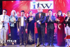 Giáo sư-Tiến sỹ Frank Deubler, Hiệu trưởng ITW Berlin, cùng các đối tác hợp tác đào tạo. (Ảnh: Thu Hằng/TTXVN)