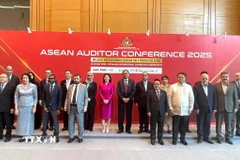 Phó Tổng Kiểm toán Nhà nước Hà Thị Mỹ Dung chụp ảnh kỷ niệm với các đại biểu tham dự Hội nghị Kiểm toán viên ASEAN 2025. (Ảnh: Thành Trung/TTXVN)