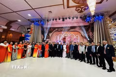 Kiều bào các tỉnh Đông Bắc Thái Lan dự buổi giao lưu đón Xuân tại tỉnh Nongkhai. (Ảnh: TTXVN phát)