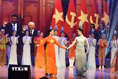 Tiết mục “Tình hữu nghị Việt Nam-Trung Hoa” do tập thể nghệ sỹ hai nước Việt Nam-Trung Quốc biểu diễn hồi tháng Năm năm ngoái tại Trường đảng Thành ủy Bắc Kinh. (Ảnh: Thành Dương/TTXVN)