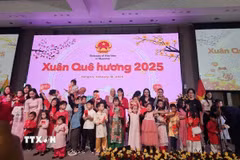 Trẻ em được bố mẹ đưa tới dự chương trình Tết cộng đồng "Xuân Quê hương" tại Myanmar. (Ảnh: TTXVN phát)