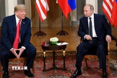 Tổng thống Mỹ Donald Trump (trái) trong cuộc gặp người đồng cấp Nga Vladimir Putin, tại Helsinki (Phần Lan) ngày 16/7/2018. (Ảnh: THX/TTXVN)