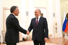 Tổng thống Nga Vladimir Putin (phải) và Đặc phái viên Tổng thống Mỹ Steve Witkoff tại cuộc gặp ở Moskva ngày 25/4/2025. (Ảnh: AA/TTXVN)