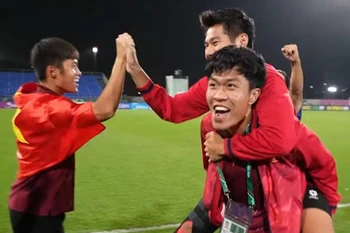 Xúc động hình ảnh Lý Đức cõng Hiểu Minh ăn mừng Huy chương Đồng U23 châu Á