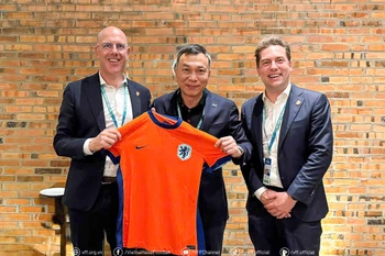 Chủ tịch Liên đoàn Bóng đá Việt Nam Trần Quốc Tuấn (giữa) và Tổng thư ký Liên đoàn Bóng đá Hà Lan Gijs de Jong (trái). (Ảnh: VFF)