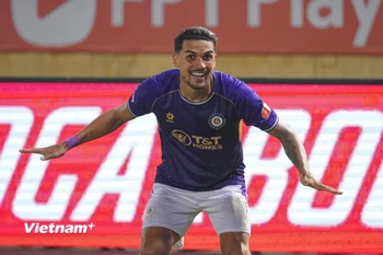 Tiền vệ nhập tịch Đỗ Hoàng Hên (Hendrio) ghi bàn ấn định chiến thắng 2-0 cho Hà Nội FC trước đội khách Hải Phòng. (Ảnh: Việt Anh/Vietnam+)