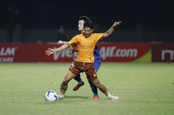 Hoàng Anh Gia Lai (áo cam) vẫn chưa thể giành chiến thắng ở mùa giải năm nay. (Ảnh: VPF)