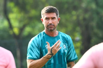 Thử thách đầu tiên của huyền thoại Liverpool Harry Kewell (ảnh) tại sân chơi bóng đá Việt sẽ là giúp Hà Nội FC giành điểm trước đội đầu bảng Ninh Bình FC. (Ảnh: hanoifc)