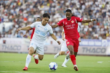 Trận đấu giữa Thép Xanh Nam Định (áo trắng) và Công an Hà Nội được ví như "siêu kinh điển" của bóng đá Việt Nam ở thời điểm hiện tại. (Ảnh: VPF)