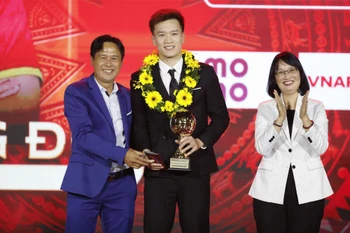 Tiền vệ Hoàng Đức giành Quả bóng Vàng Việt Nam năm 2025. (Ảnh: sggp)