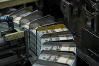 dòng kiều hối tiếp tục duy trì đà tăng trưởng ổn định, khẳng định vai trò là nguồn ngoại tệ quan trọng, góp phần hỗ trợ cân đối cung-cầu ngoại tệ và ổn định thị trường tiền tệ trên địa bàn Thành phố Hồ Chí Minh nói riêng và cả nước nói chung. (Nguồn: TTXVN)