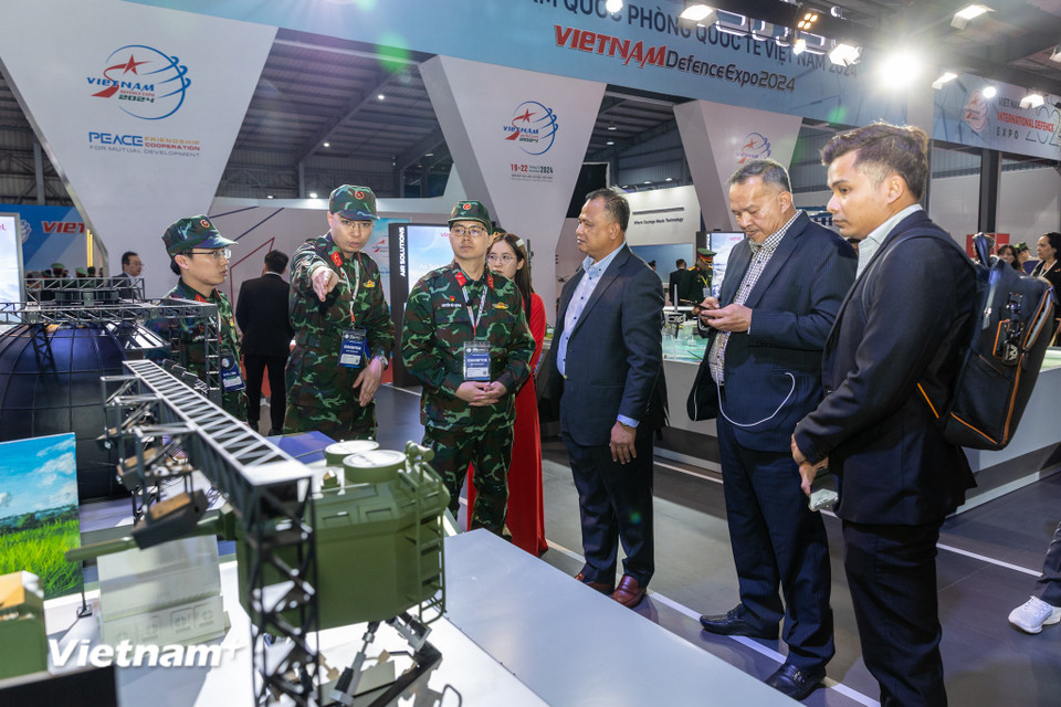 Tập đoàn Viettel trưng bày trên 80 sản phẩm thuộc lĩnh vực công nghiệp quốc phòng công nghệ cao, gần 30 sản phẩm công nghệ thuộc lĩnh vực dân sự trên diện tích 2.600m2 và là đơn vị có diện tích trưng bày lớn nhất tại triển lãm. (Ảnh: Minh Sơn/Vietnam+)