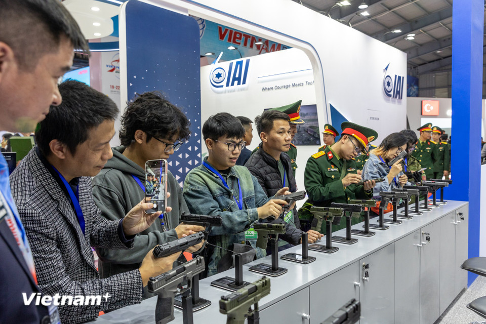 Đặc biệt, Việt Nam có sự góp mặt của 69 chủng loại khí tài, vũ khí của 77 đơn vị, là sản phẩm của "tự chủ công nghiệp quốc phòng" như Tập đoàn Công nghiệp - viễn thông quân đội (Viettel), các nhà máy Z111, Z113, Z131, Z175, các công ty thành viên thuộc Tổng cục Công nghiệp quốc phòng, các công ty trực thuộc Bộ Quốc phòng... (Ảnh: Minh Sơn/Vietnam+)