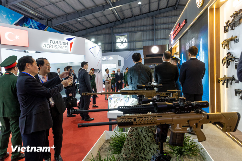 Sự hiện diện đông đảo của các đối tác đến từ nhiều quốc gia hàng đầu trên thế giới về công nghiệp quốc phòng tại Triển lãm quốc phòng quốc tế Việt Nam 2024 đã cho thấy sức hấp dẫn và lan tỏa của sự kiện. (Ảnh: Minh Sơn/Vietnam+)